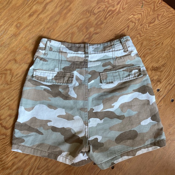 Camo high-waisted shorts - Picture 2 of 2